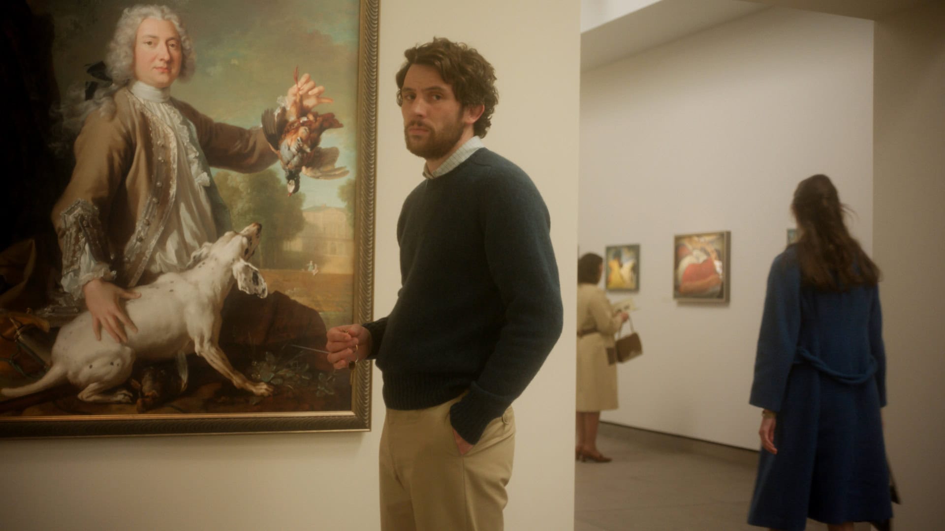 Josh O'Connor dans le musée pour préparer son vol dans The Mastermind
