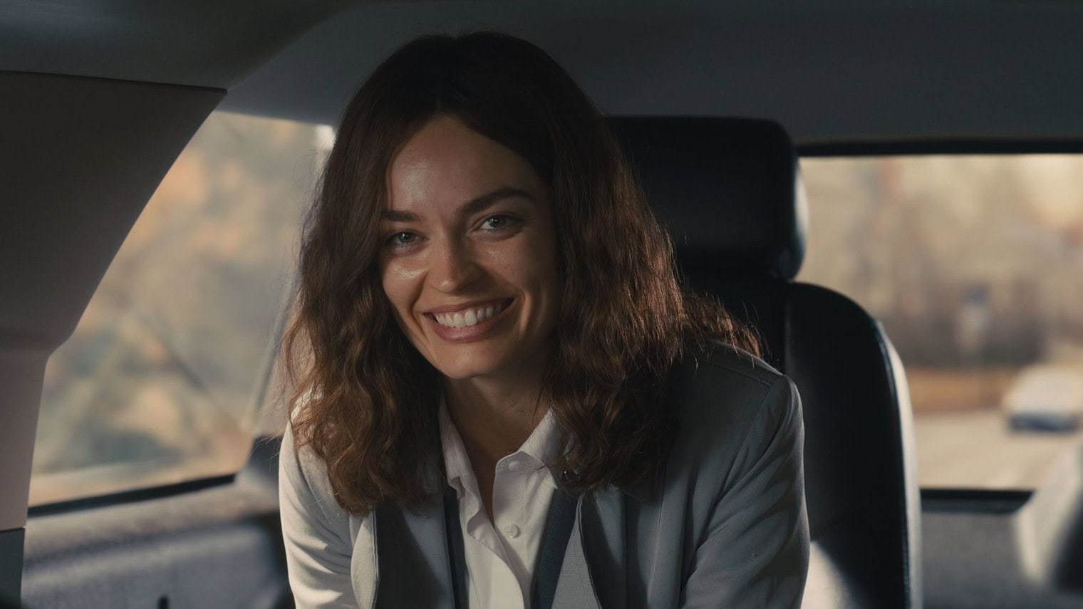 Emma Mackey dans sa voiture de fonction dans Ella McCay