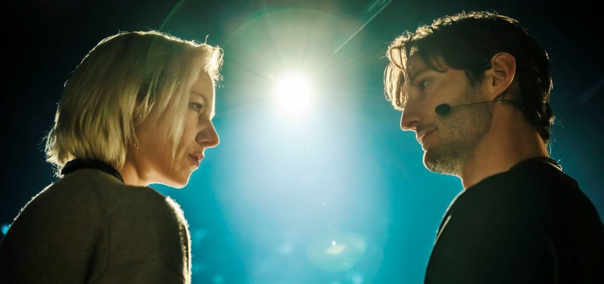 Pierre Niney et Marion Barbeau dans "Gourou"