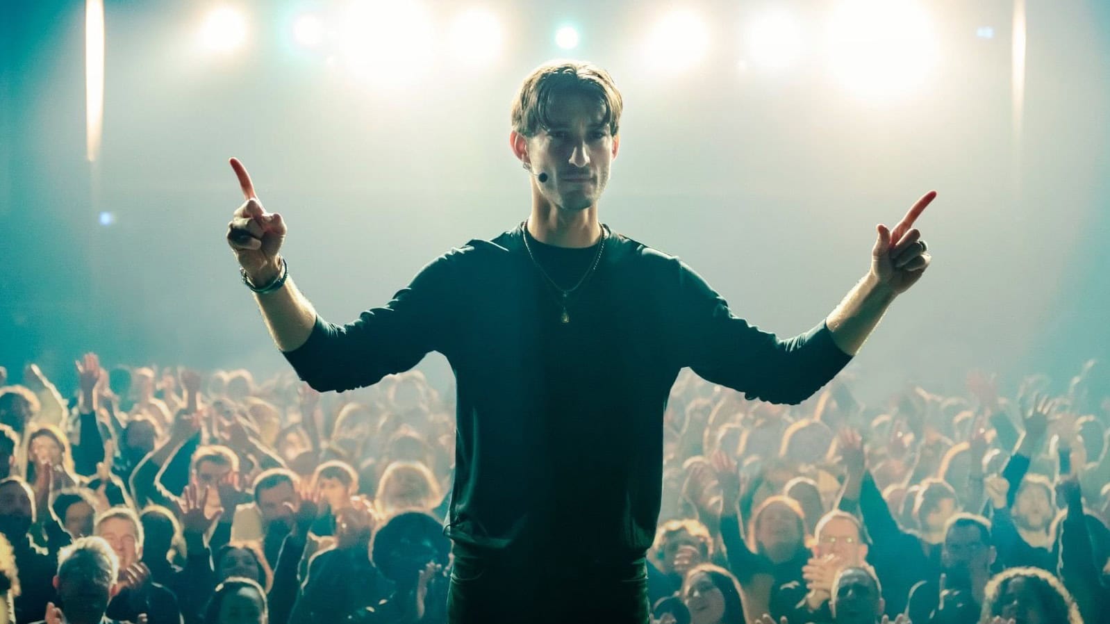 Pierre Niney en gourou populiste dans "Gourou" de Yann Gozlan