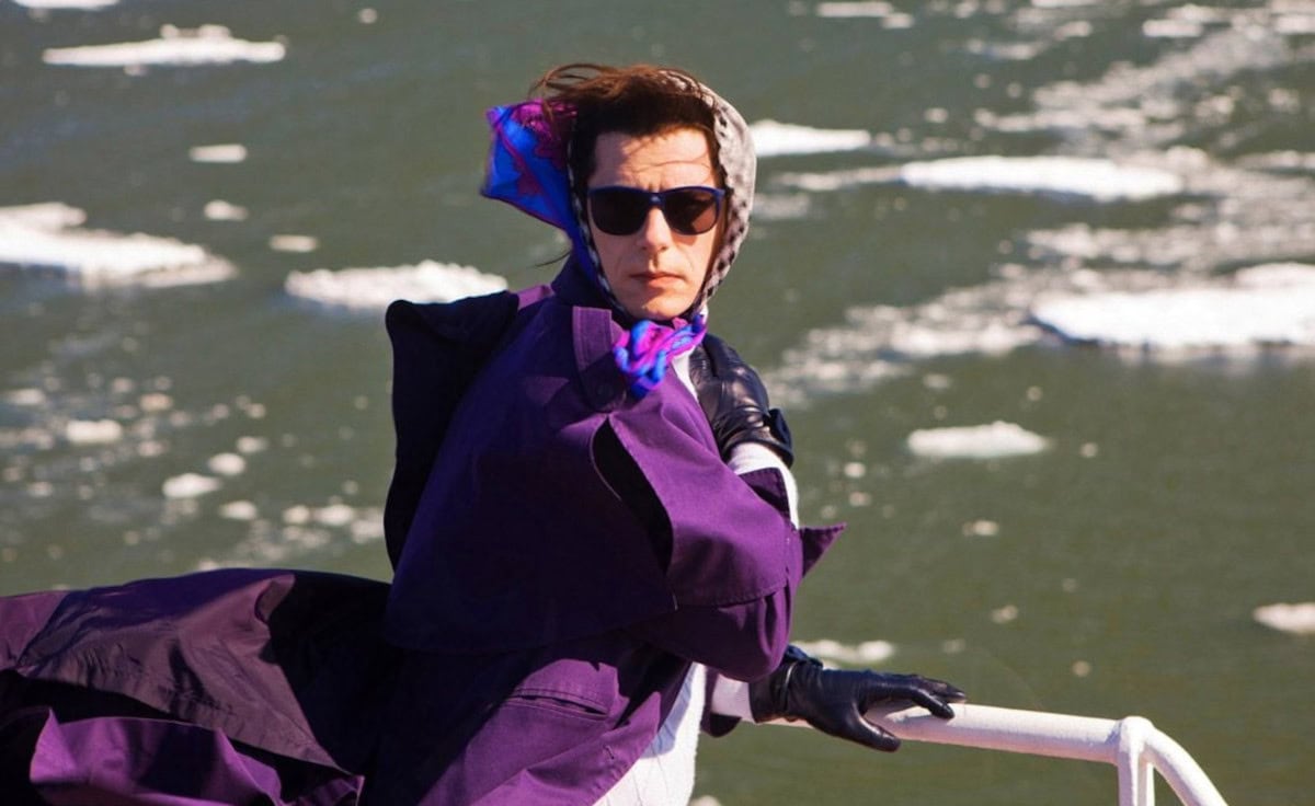 Melvil Poupaud sur le pont du bateau dans Laurence Anyways