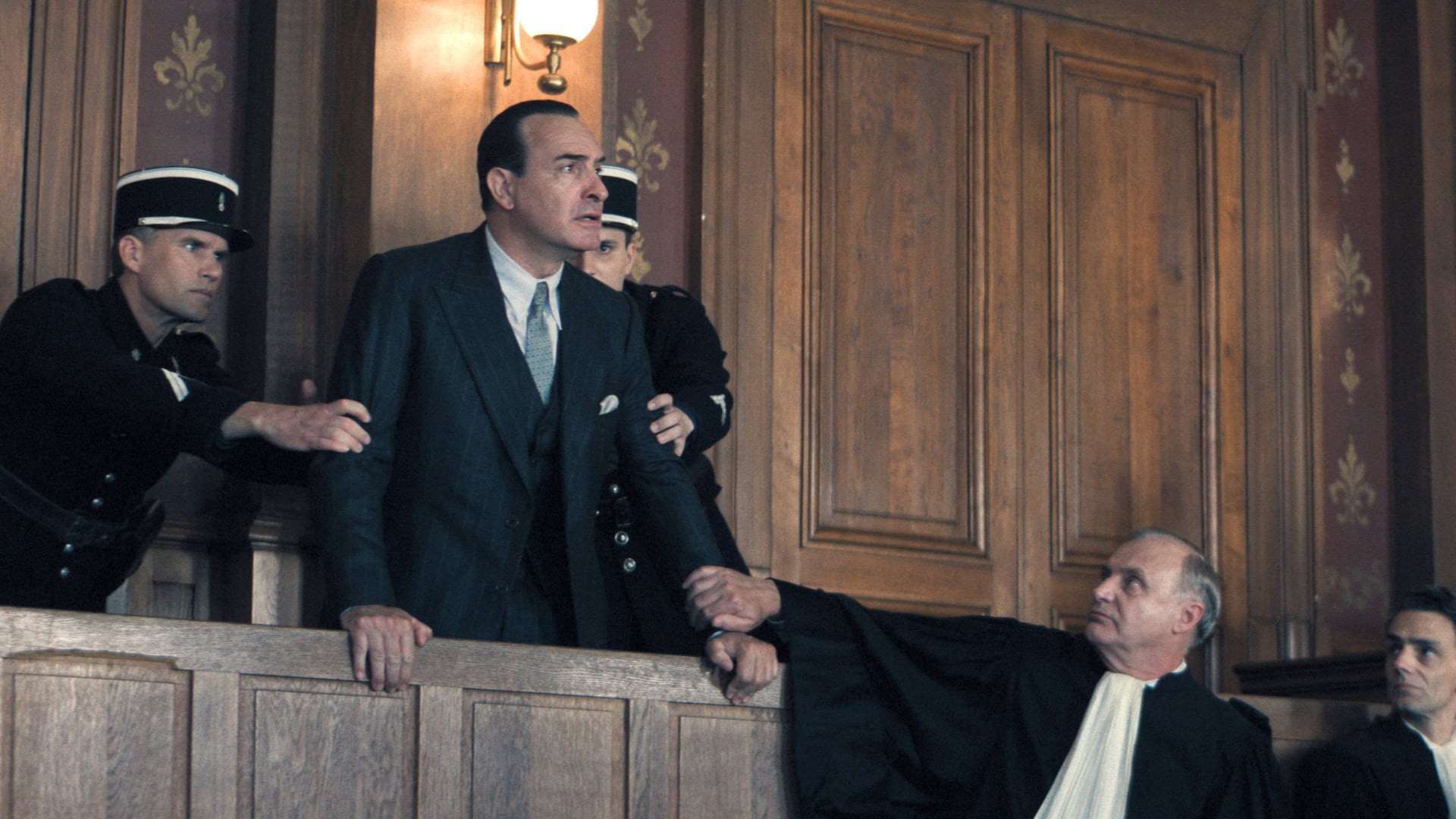 Jean Dujardin au tribunal dans Les Rayons et les Ombres