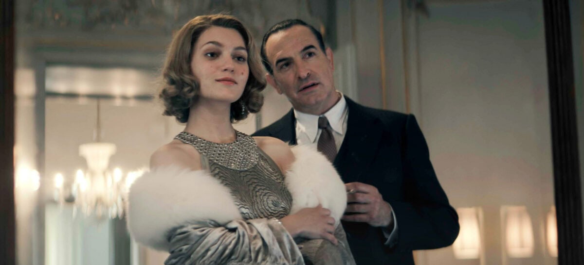 Jean Dujardin et Nastya Golubeva Carax dans une fête dans Les Rayons et les Ombres 