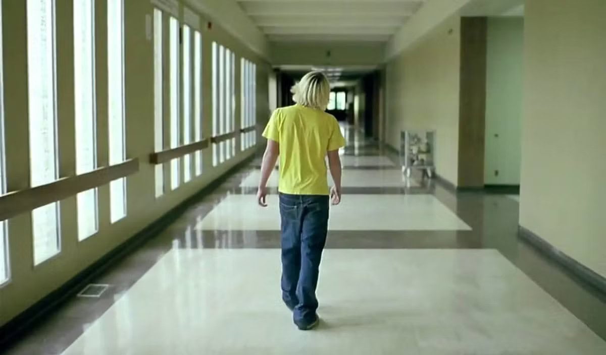 Un ado (Eric Deulen) marche dans les couloirs de l'école dans Elephant