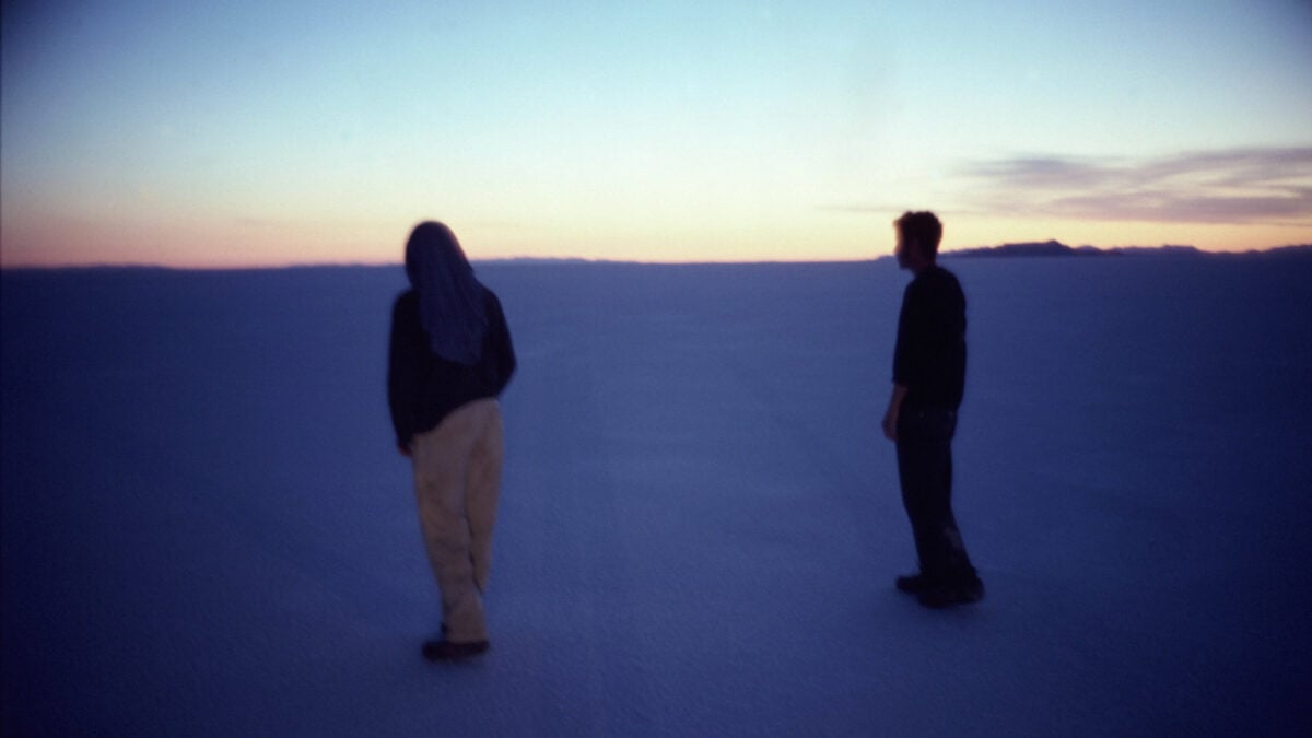 Casey Affleck et Matt Damon dans le désert au crépuscule dans Gerry