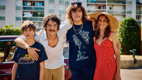 La famille Dayan pose en photo dans Juste une illusion