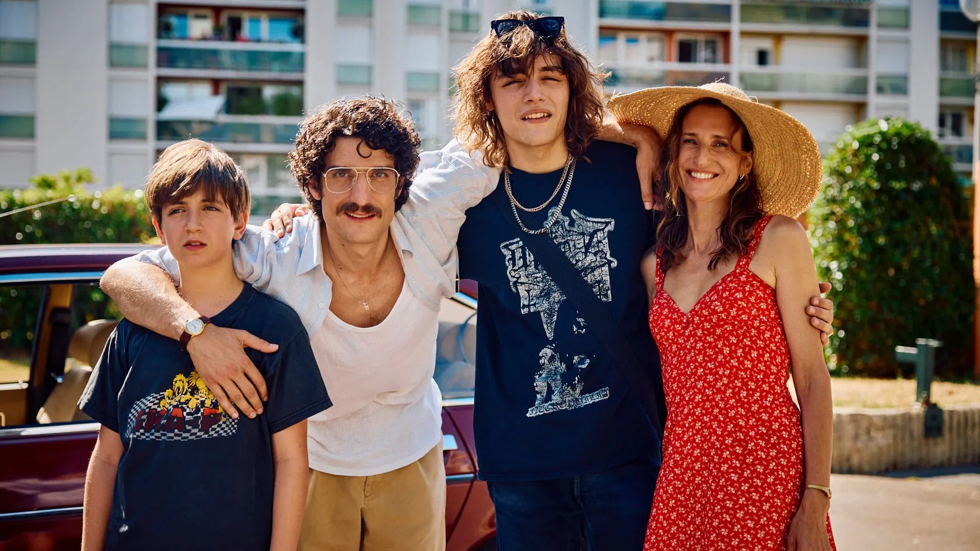 La famille Dayan pose en photo dans Juste une illusion