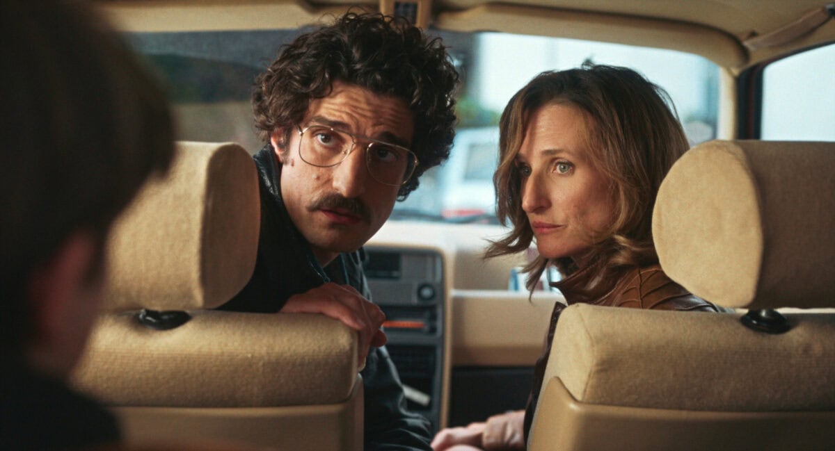 Louis Garrel et Camille Cottin dans leur voiture dans Juste un illusion