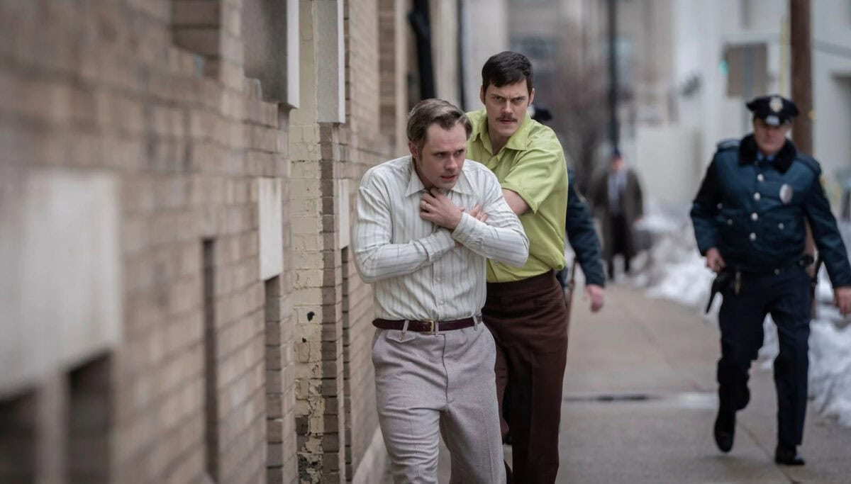 Dacre Montgomery pris en otage par Bill Skarsgård dans La Corde au cou