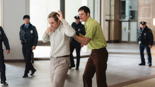 Dacre Montgomery pris en otage par Bill Skarsgård dans La Corde au cou