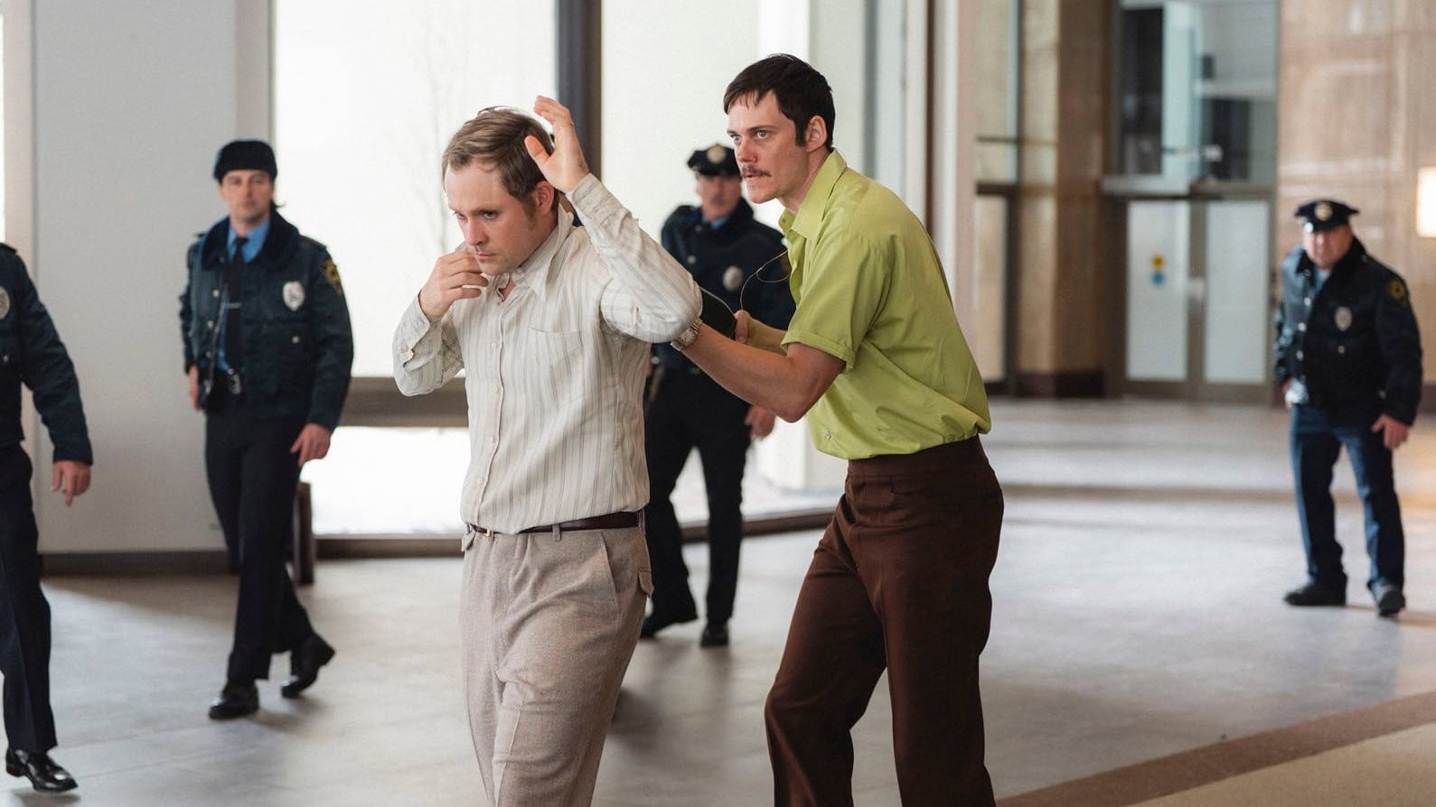 Dacre Montgomery pris en otage par Bill Skarsgård dans La Corde au cou