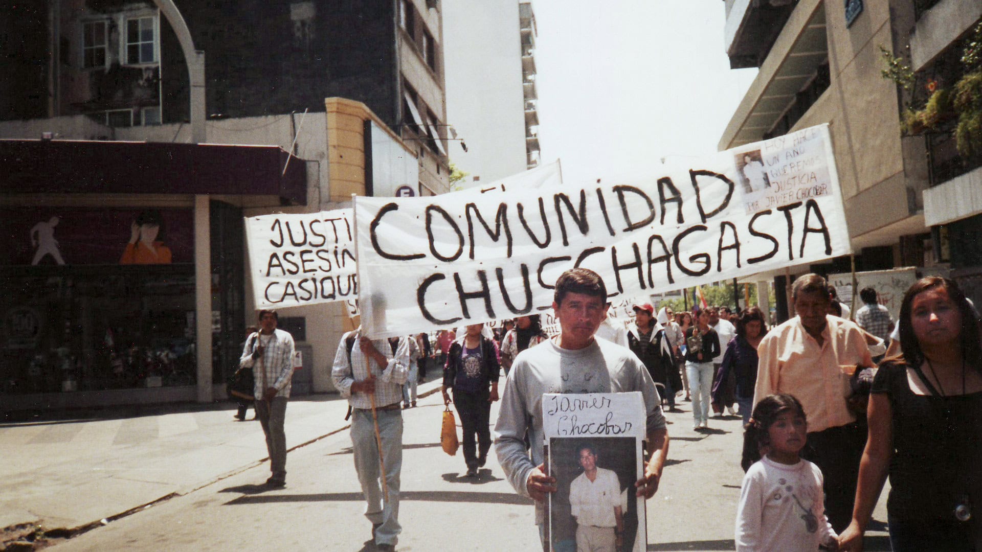 Une foule manifeste dans Nuestra tierra de Lucrecia Martel