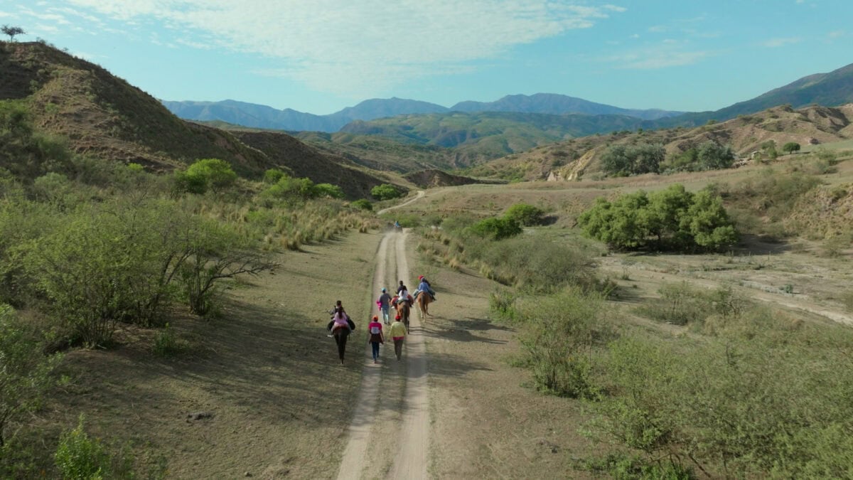 Une vision du drone dans le désert dans Nuestra tierra de Lucrecia Martel
