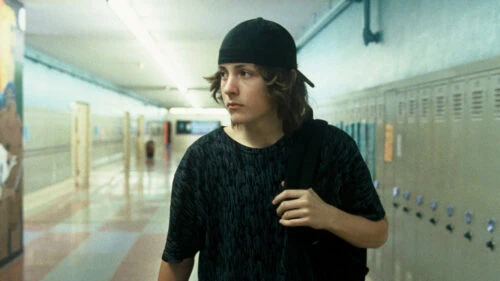 Gabriel Nevins dans les couloirs de son école dans Paranoid Park