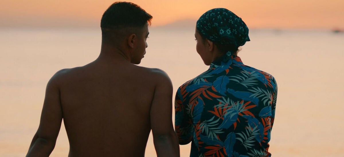 Deux personnages sur la plage au soleil couchant dans Première ligne de Merzak Allouache