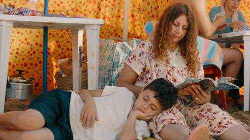 Fatiha Ouared couchée avec son fils dans Première ligne de Merzak Allouache