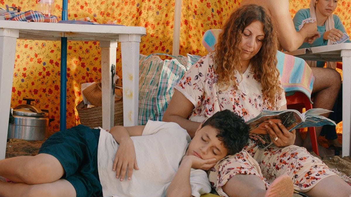 Fatiha Ouared couchée avec son fils dans Première ligne de Merzak Allouache