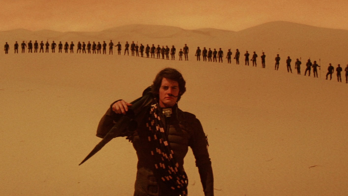 Paul Atréides (Kyle MacLachlan) dans le désert avec les Fremen dans le désert dans Dune de David Lynch