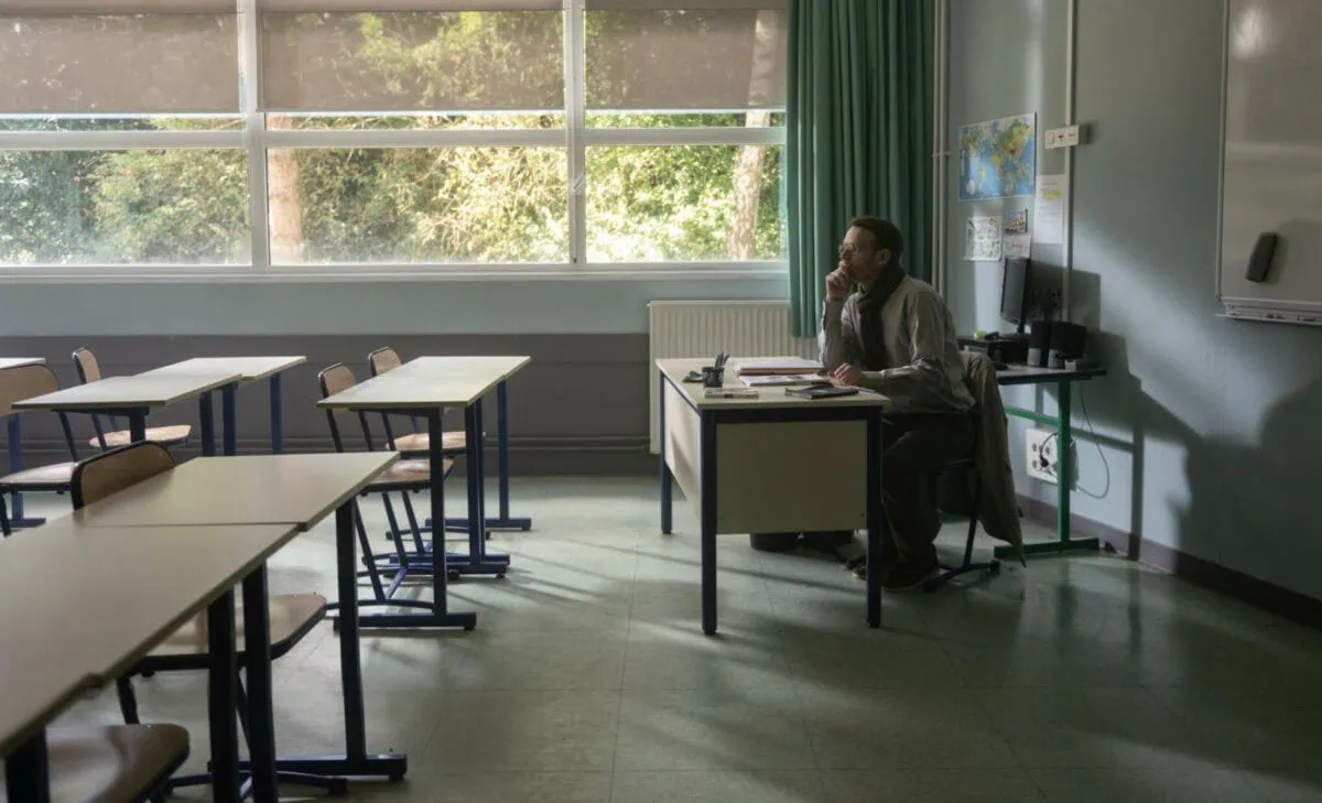 Antoine Reinartz dans la peau de Samuel Paty seul devant sa classe dans L'Abandon