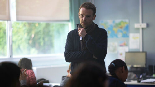 Antoine Reinartz dans la peau de Samuel Paty devant sa classe dans L'Abandon