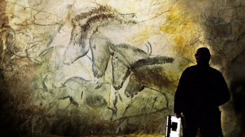 Werner Herzog face aux peintures de la grotte de Chauvet dans La Grotte des rêves perdus
