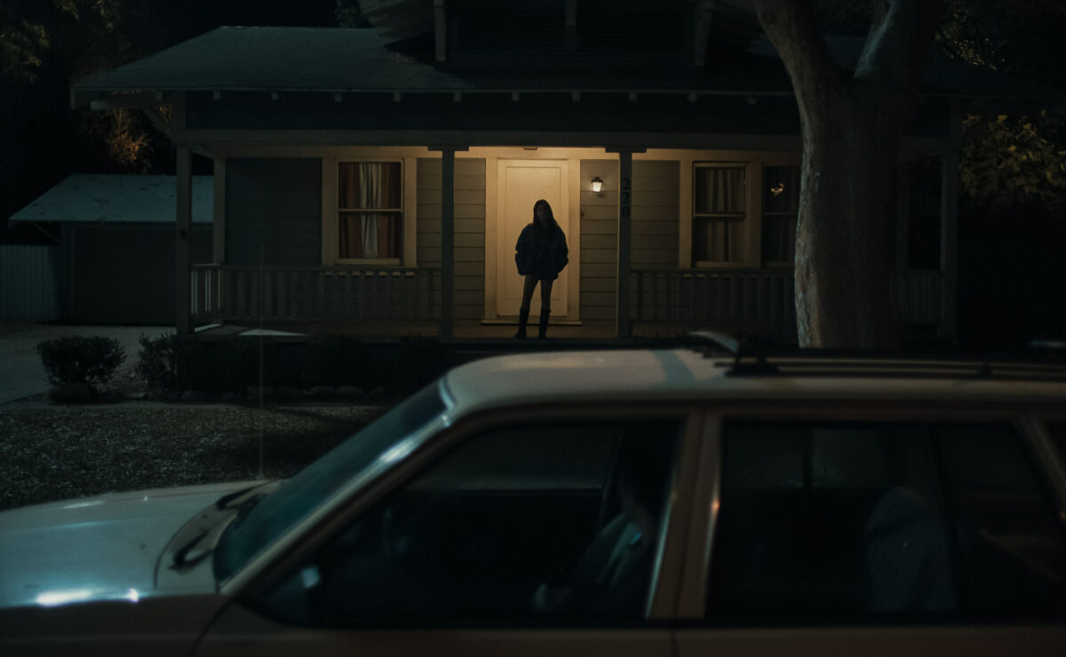 La silhouette sombre d' Inde Navarrette devant sa maison dans Obsession