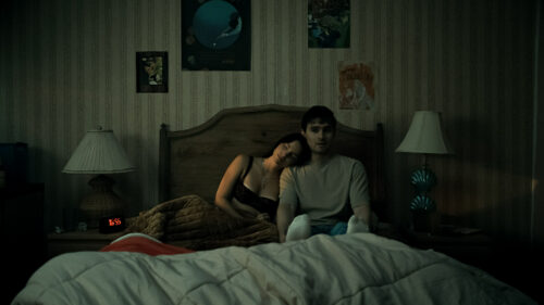 Michael Johnston piégé par Inde Navarrette dans le lit dans Obsession