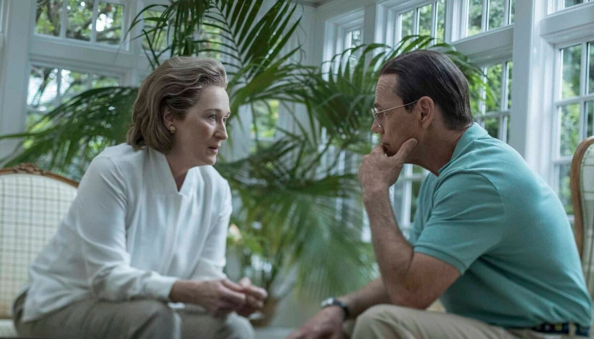 Meryl Streep en discussion avec un de ses conseillers dans Pentagon Papers