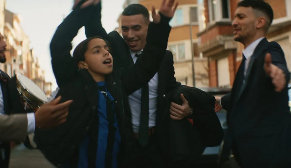 Safa Gharbaoui danse avec les amis de son frère dans Têtes Brûlées de Maja-Ajmia Yde Zellama