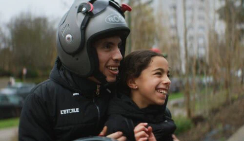 Safa Gharbaoui et son frère sur la moto dans Têtes Brûlées de Maja-Ajmia Yde Zellama