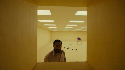 Chiwetel Ejiofor enfermé dans la pièce dans Backrooms
