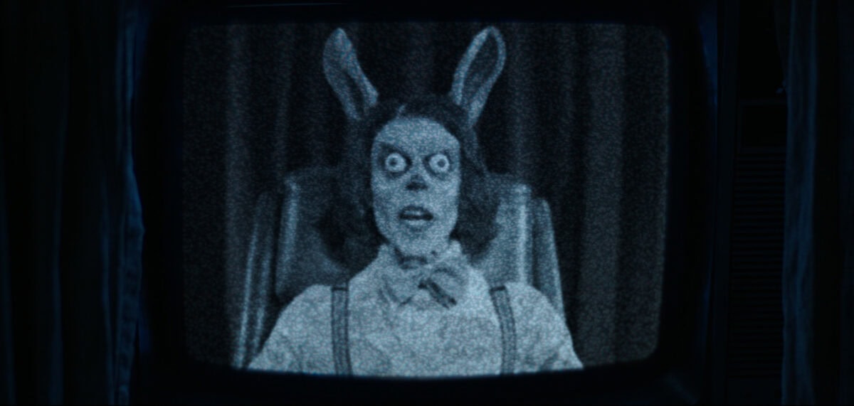 L'horrible lapin qui apparaît sur la télévision dans Hokum