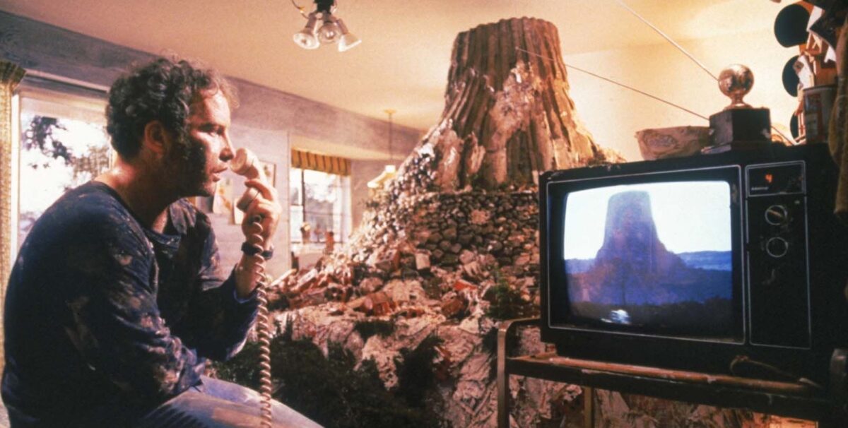 Roy Neary (Richard Dreyfuss) découvre en direct l'objet de son obsession