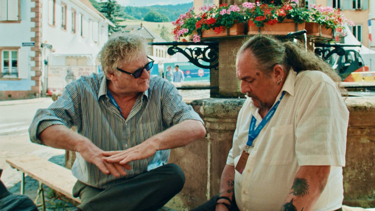 Rodolphe Burger et Francis Soetens, les deux flics, en train de parler dans Sainte-Marie-aux-Mines de Claude Schmitz