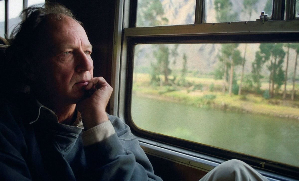 Werner Herzog pensif dans un train dans Ennemis intimes