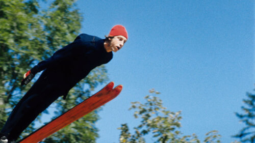 Le skieur Steiner s'entraîne dans La Grande Extase du sculpteur sur bois Steiner de Werner Herzog