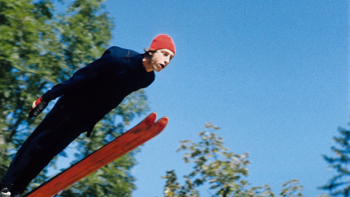 Le skieur Steiner s'entraîne dans La Grande Extase du sculpteur sur bois Steiner de Werner Herzog