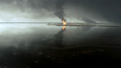 Un paysage désertique imbibé de pétrole dans Lessons of Darkness