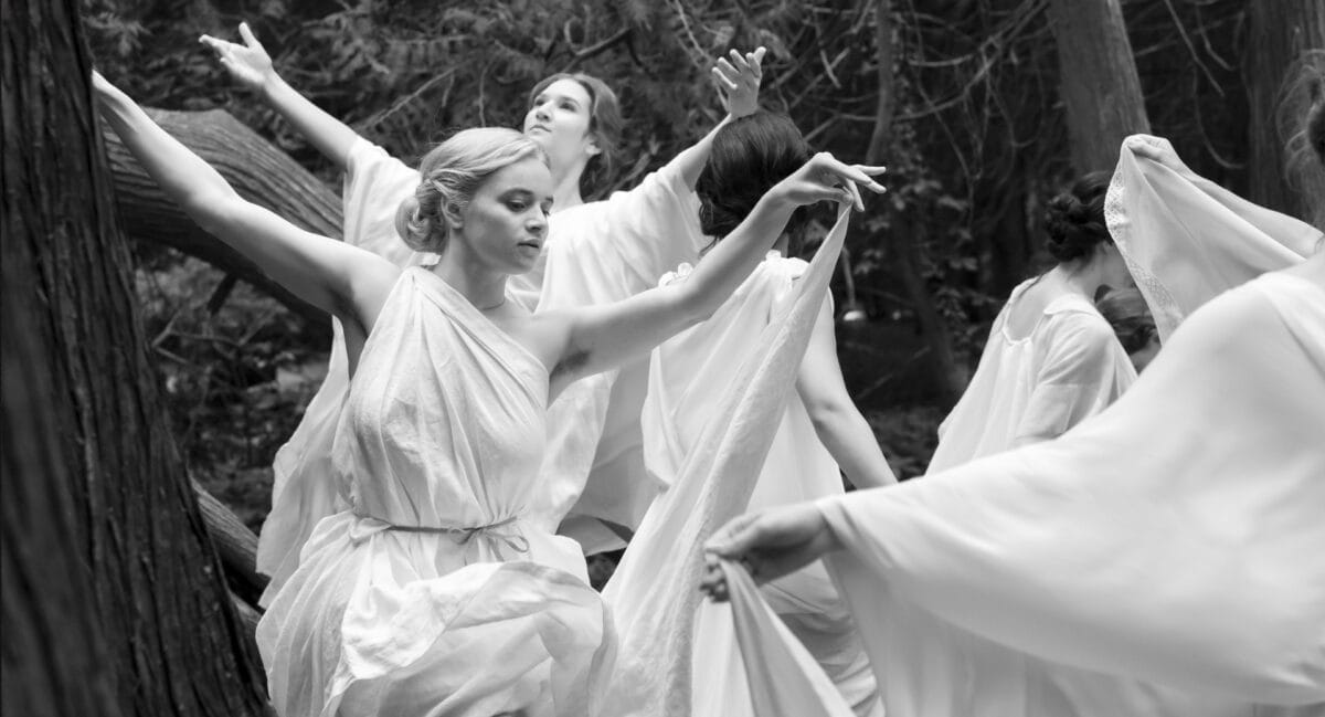 Luna Wedler danse dans la forêt dans Silent Friend