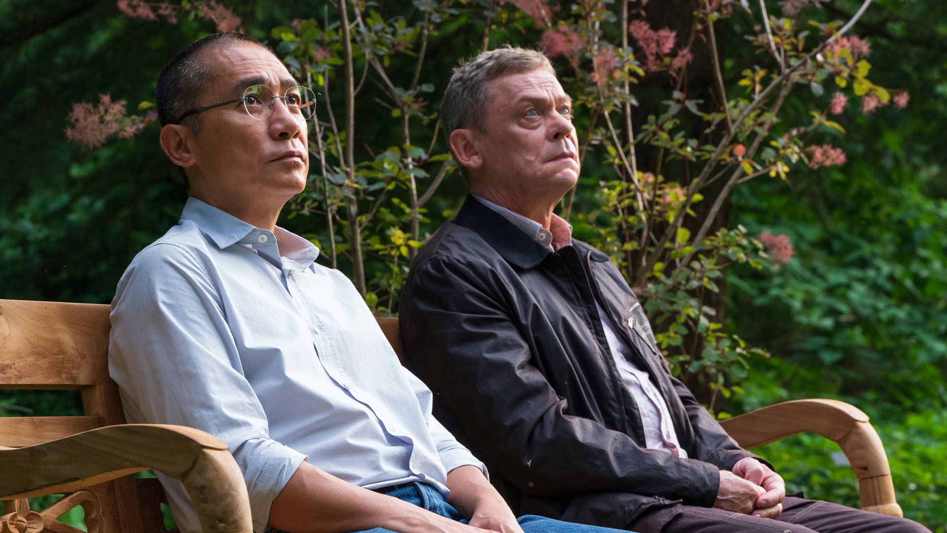 Tony Leung Chiu-wai et le gardien allemand regarde l'arbre dans Silent Friend
