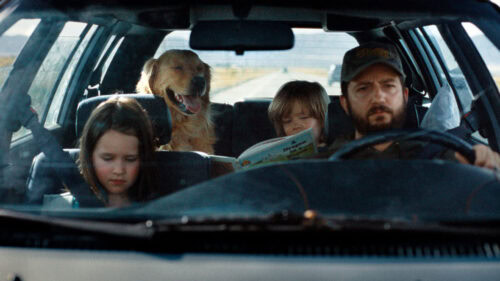 Le père (John Magaro) avec ses enfants et son chien dans Sur la route d'Omaha
