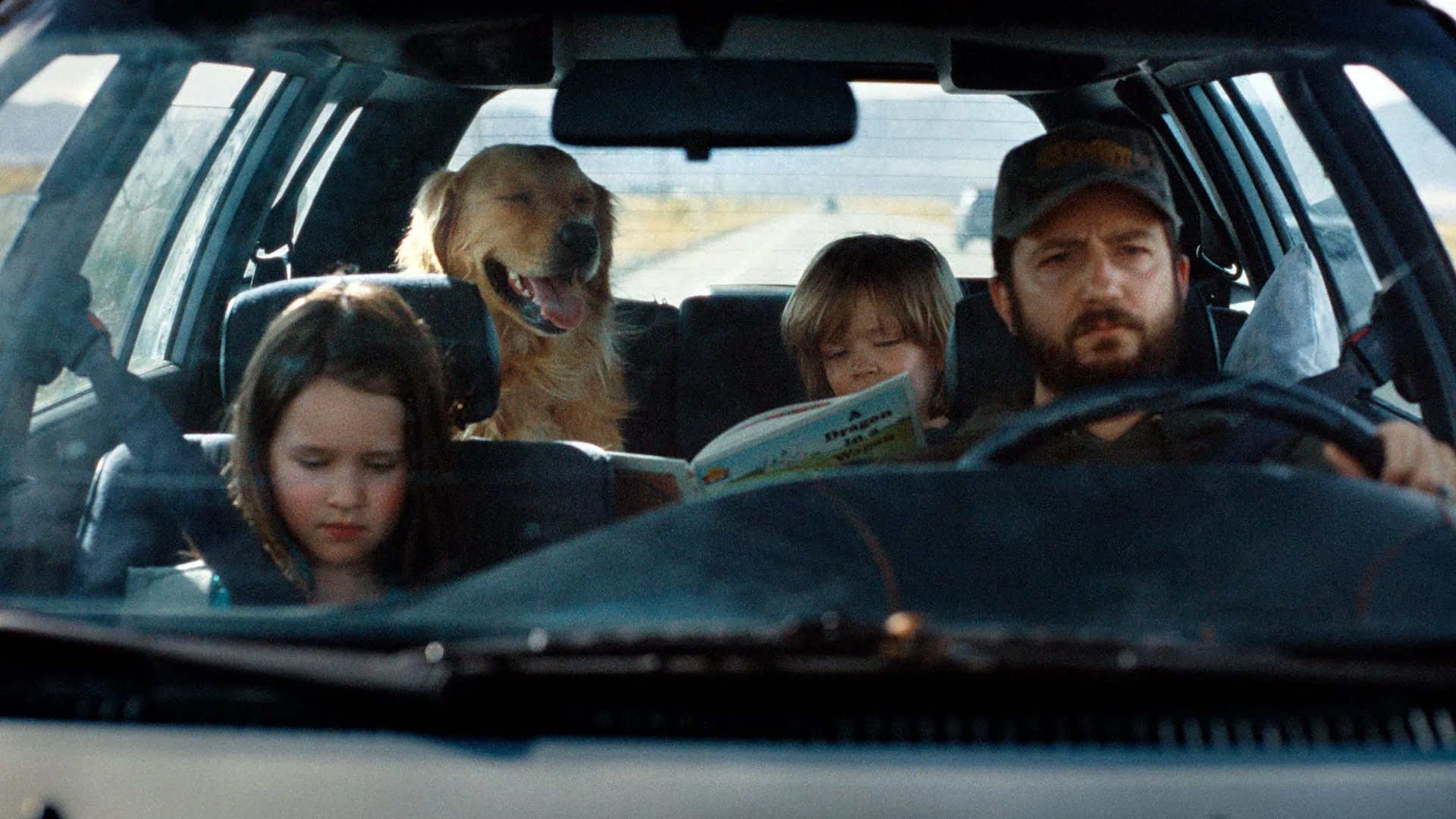 Le père (John Magaro) avec ses enfants et son chien dans Sur la route d'Omaha