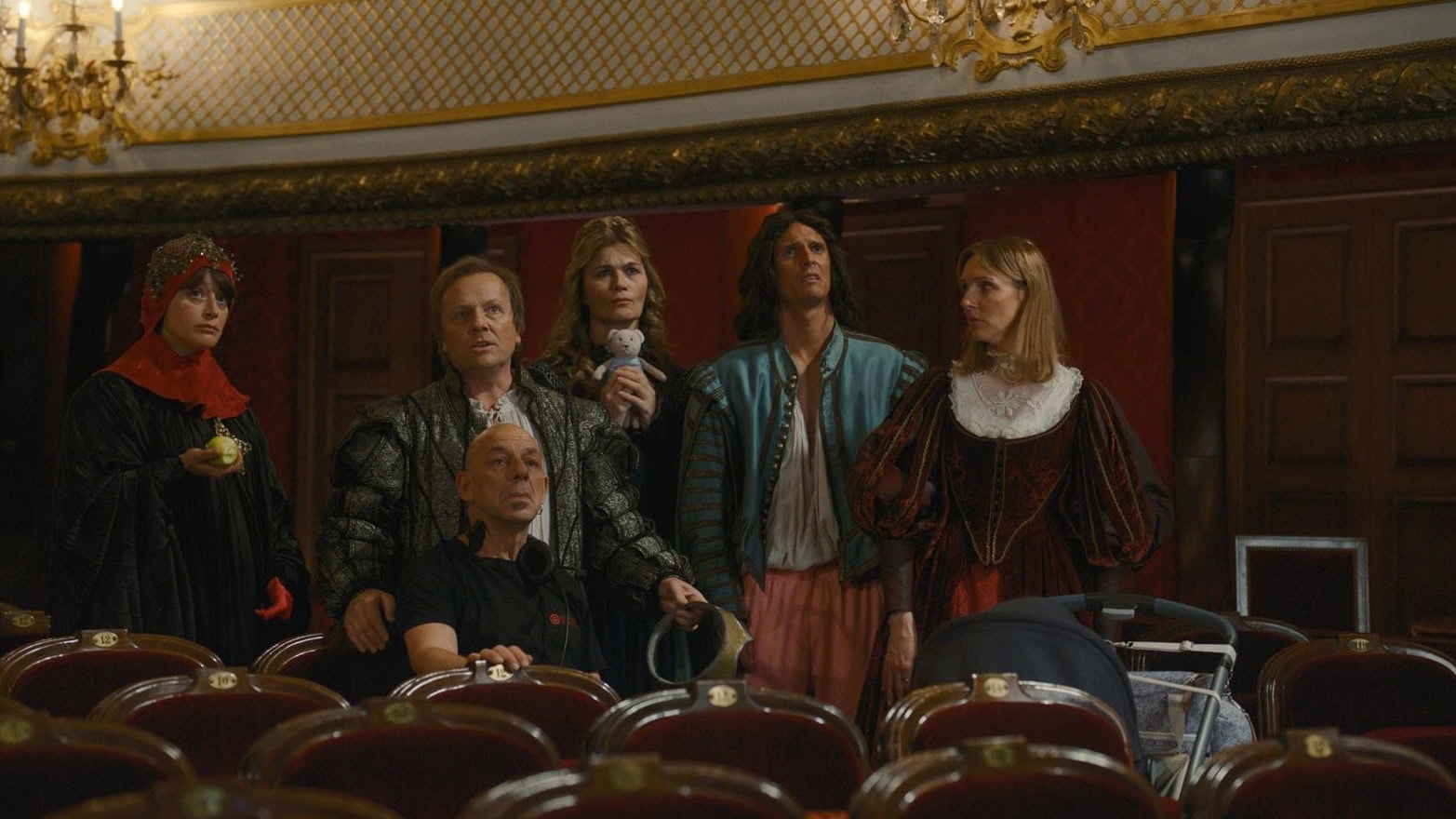 Julien Frison, Laurent Stocker, Christian Hecq, Adeline D'Hermy, Pauline Clément, Marina Hands regarde un incident sur scène dans De la Comédie-Française