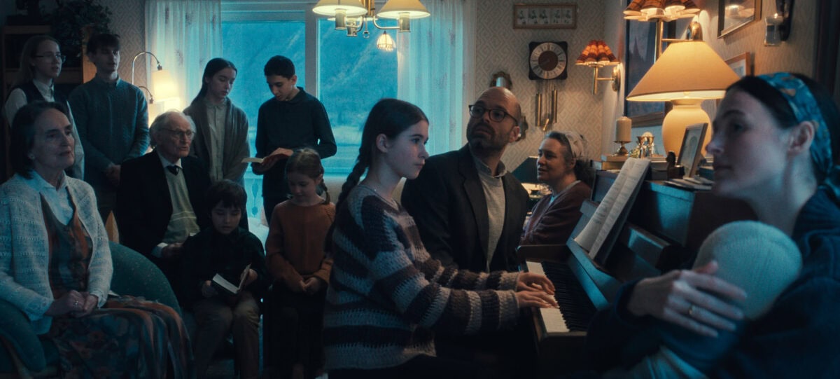 La scène où la fille de Sebastian Stan et Renate Reinsve joue du piano à la maison dans Fjord de Christian Mungiu