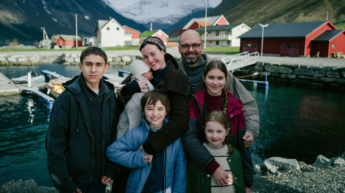 Sebastian Stan et Renate Reinsve pose pour une photo de famille dans Fjord de Christian Mungiu