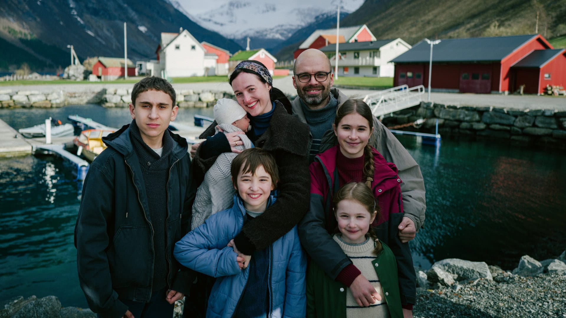 Sebastian Stan et Renate Reinsve pose pour une photo de famille dans Fjord de Christian Mungiu