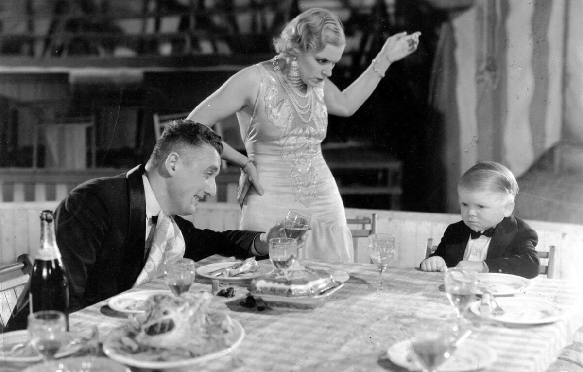 Hans (Harry Earles) subit les moqueries de Cleopatra (Olga Baclanova) dans Freaks de Tod Browning