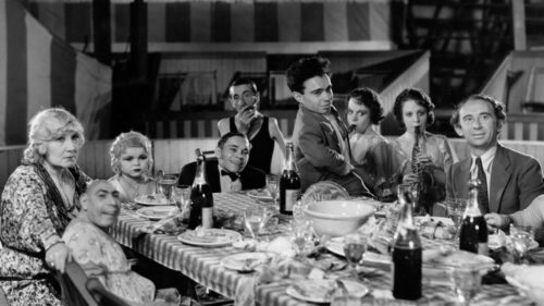 Tous les personnes de Freaks de Tod Browning assis à table lors du grand repas.