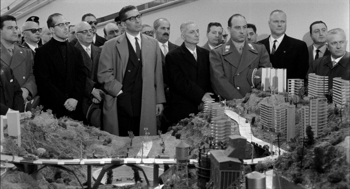 Rod Steiger devant une maquette de la ville dans Main basse sur la ville de Francesco Rosi