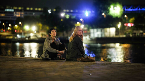 Virginie Efira et Tao Okamoto assises au bord de la Seine dans Soudain de Ryusuke Hamaguchi